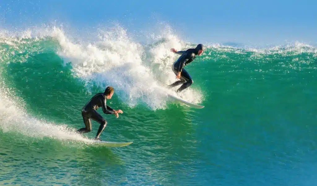 Australie : pourquoi les surfeurs enfilent désormais des combinaisons “anti-requins”