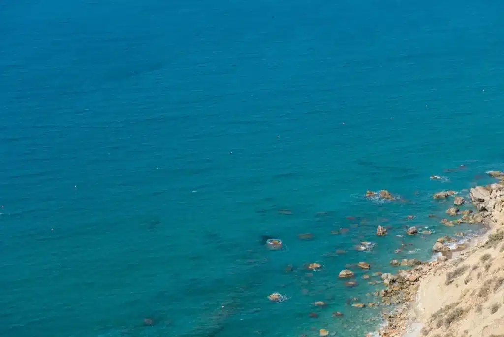 Des traces inquiétantes découvertes sur tout le littoral français : la mer empoisonnée ?