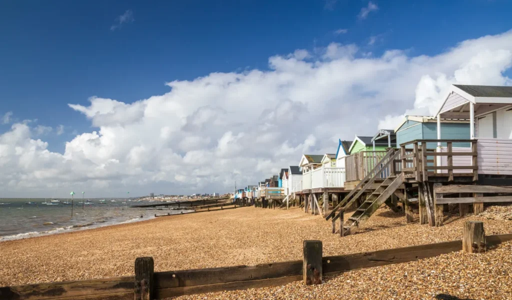 Panique sur les plages : ces mystérieuses billes envahissent le littoral et personne n’était prêt