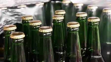 Choquant : des bouteilles en verre polluent plus que le plastique — ce que révèle une étude