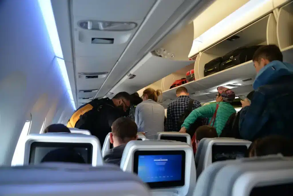 Voyager en avion expose à une pollution invisible bien pire que prévu, révèle une étude alarmante