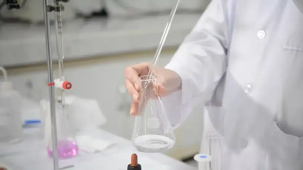 Ils ont injecté du sel dans du bois… et obtenu un plastique « parfait » qui affole les scientifiques