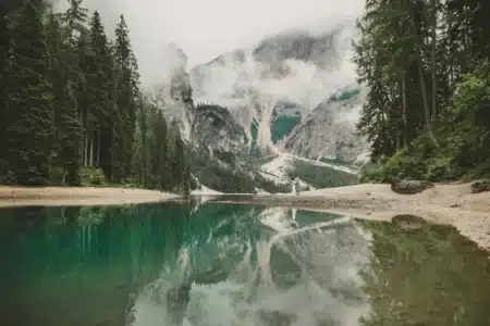 Ces mystérieux anneaux en plastique envahissent les rivières du Nord : la découverte qui inquiète