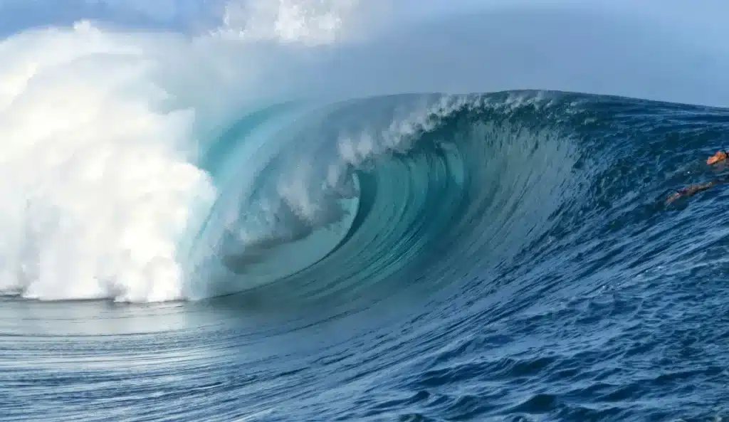 Des vagues de 35 mètres surgissent en plein océan : les images satellites sèment l’inquiétude