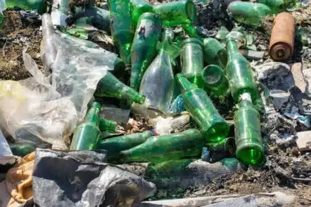 Vous jetez encore du verre cassé dans le bac à verre ? Cette erreur sabote tout le recyclage