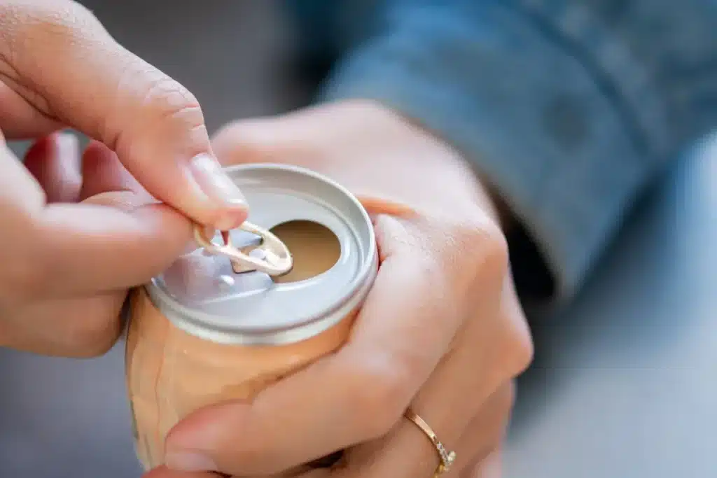 Recyclable à l’infini… alors pourquoi une canette sur deux finit encore à la poubelle ?