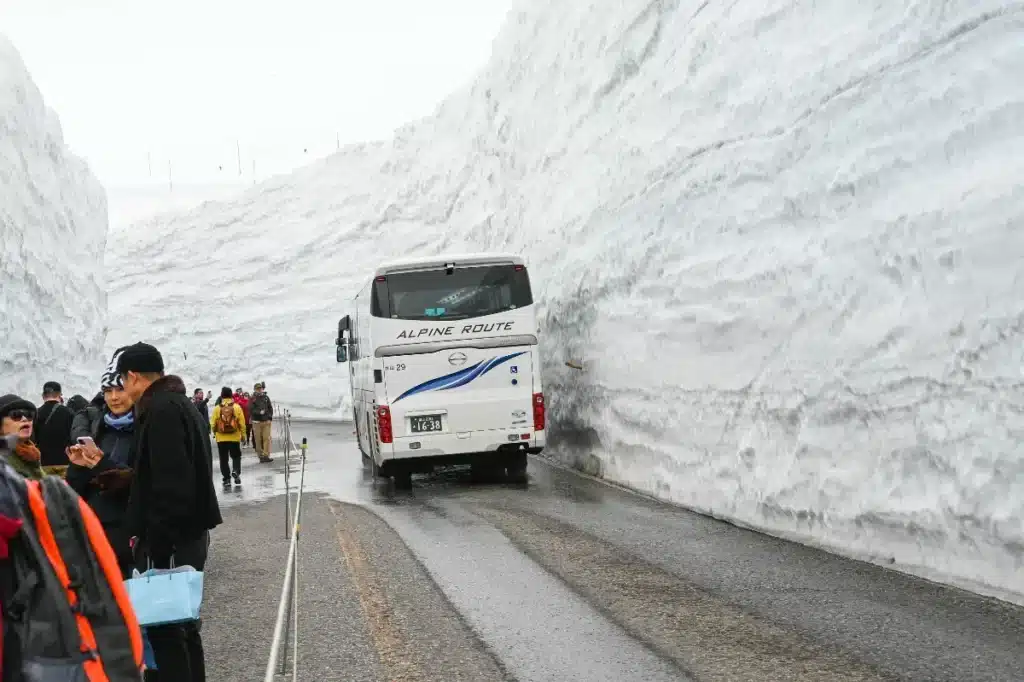 20 mètres de congères : la route la plus extrême du monde n’existe qu’un mois par an