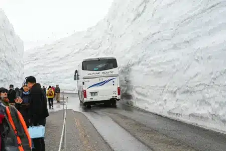 20 mètres de congères : la route la plus extrême du monde n’existe qu’un mois par an