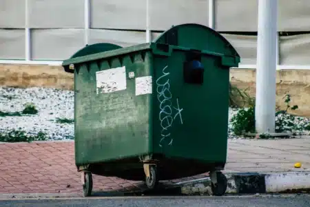 Jeter vos pots de yaourt avec les boîtes de conserve ? Cette erreur qui ruine le recyclage