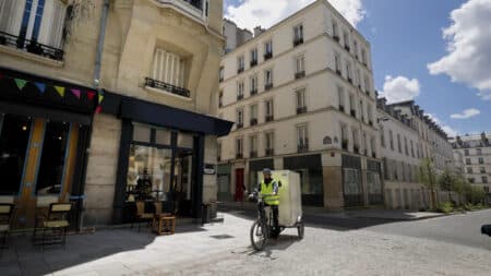 Amazon mise sur le vélo et la marche pour verdir ses livraisons en France
