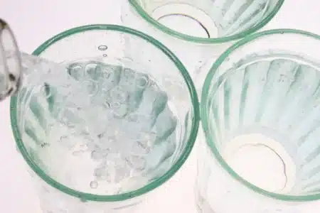 Boire de l’eau chaude chaque matin : ce geste banal cache 5 effets surprenants