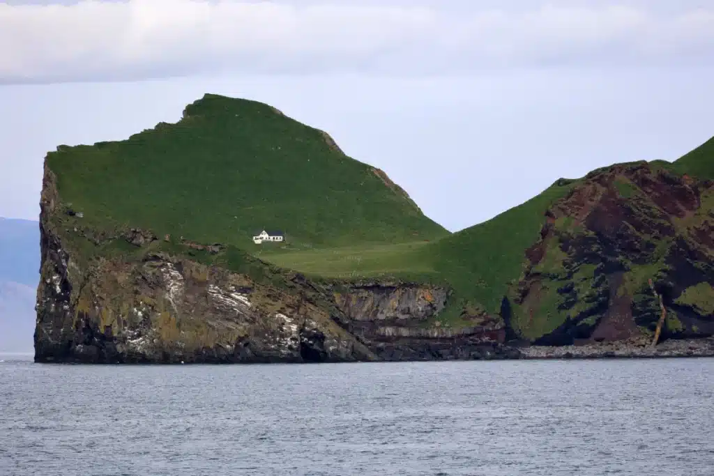 Pour y vivre, il faut sauter d’un bateau contre une falaise : la maison la plus inaccessible du monde