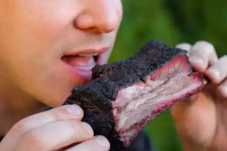 Selon cette étude, manger de la viande augmenterait les chances d’atteindre 100 ans