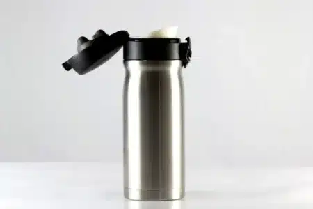 Ne jetez surtout pas vos vieux thermos : cette astuce au jardin va vous surprendre