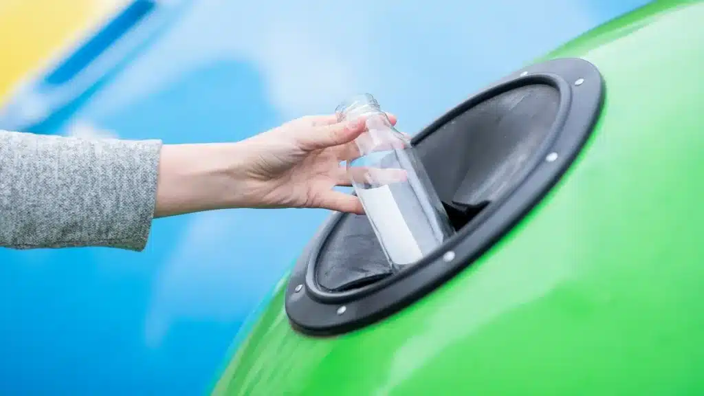 Vous jetez vos verres au mauvais endroit : cette erreur agace les recycleurs