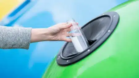 Vous jetez vos verres au mauvais endroit : cette erreur agace les recycleurs