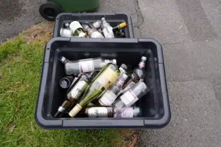 Vous faites une grosse erreur en jetant vos verres de table dans le bac à verre