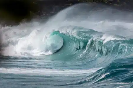 Mégatsunami hors norme : un mur d’eau de 650 pieds secoue la planète pendant neuf jours