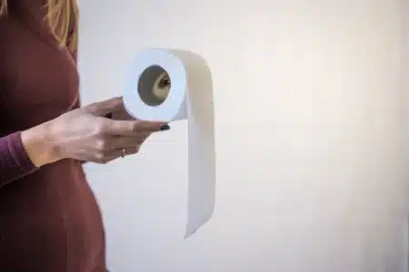 En mars, des jardiniers adoptent les tubes de papier toilette pour une astuce insoupçonnée