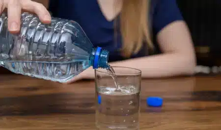 Une astuce toute simple pourrait éliminer les microplastiques de votre eau du robinet