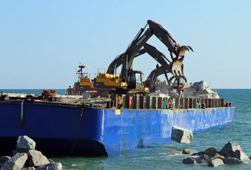 Après 1 600 ans sous la mer, des blocs de 80 tonnes du phare d'Alexandrie remontent à la surface : l'Égypte veut le reconstruire