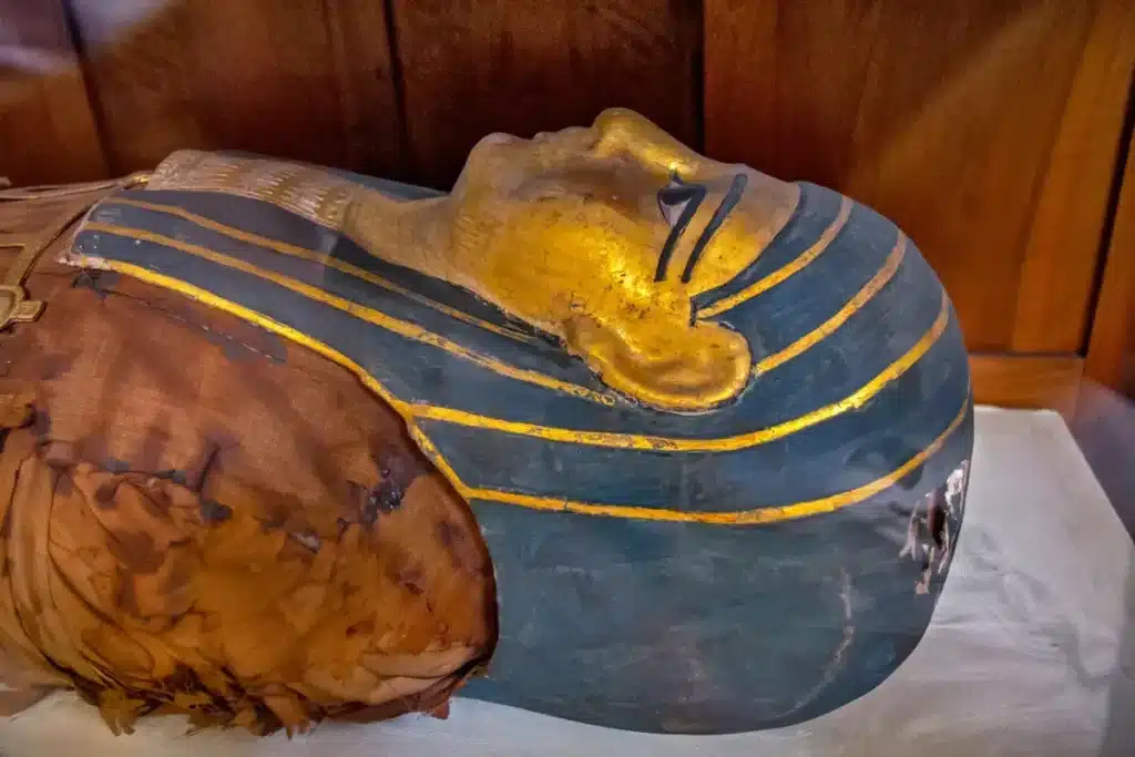 Des archéologues espagnols ouvrent un sarcophage en Égypte et découvrent une momie enveloppée dans un fragment de l'Iliade d'Homère
