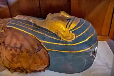 Des archéologues espagnols ouvrent un sarcophage en Égypte et découvrent une momie enveloppée dans un fragment de l'Iliade d'Homère