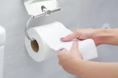 Pourquoi de plus en plus de Français abandonnent le papier toilette : voici l'alternative écolo
