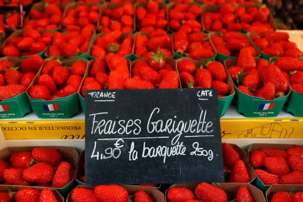 Ce qui distingue vraiment une fraise française d'une fraise espagnole surprend les consommateurs