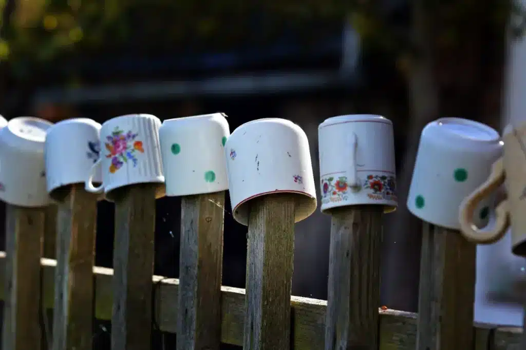 Pourquoi de plus en plus de jardiniers accrochent leurs vieilles tasses à la clôture en avril : les oiseaux font le reste pour votre potager