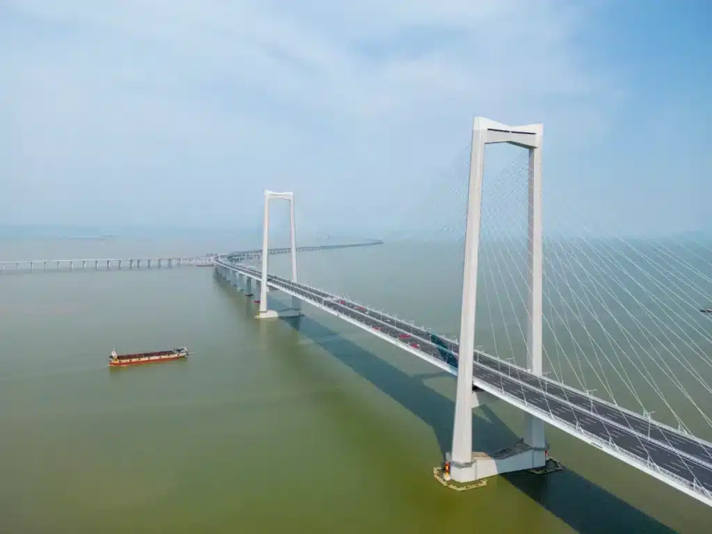 La Chine a construit une superstructure qui est à la fois pont, tunnel et musée : 90 000 voitures y passent chaque jour sans ralentir