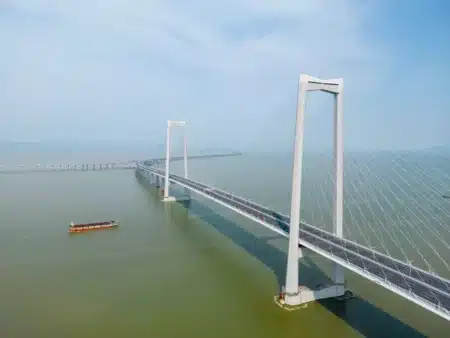 La Chine a construit une superstructure qui est à la fois pont, tunnel et musée : 90 000 voitures y passent chaque jour sans ralentir