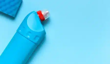 Pourquoi de plus en plus de jardiniers gardent leurs flacons d'eau de Javel vides : l'astuce coûte 0€ et ce youtubeur explique quoi faire