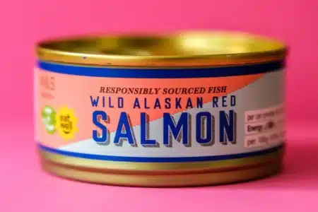 Ils ouvrent une conserve de saumon périmée depuis 1979 : ce que les biologistes marins découvrent à l'intérieur remet en cause 50 ans de recherche