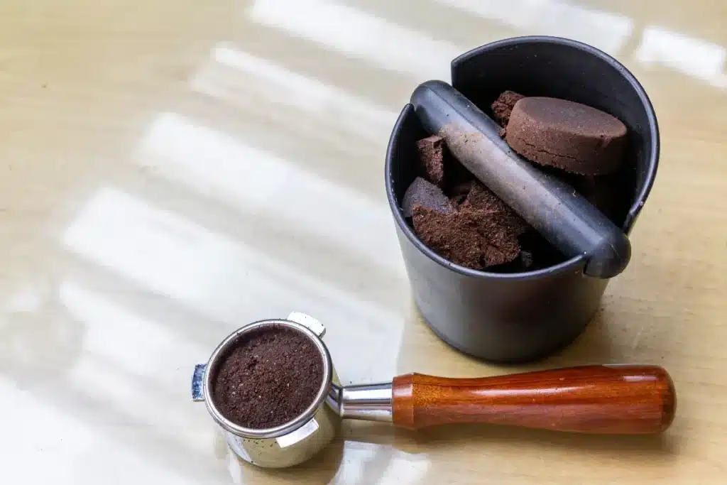 Ne jetez jamais votre marc de café : mélangé à du bicarbonate, il résout un problème que 80% des foyers ignorent encore