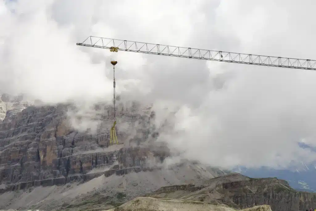À 2 600 mètres d'altitude, l'Arabie saoudite creuse un lac géant dans la roche