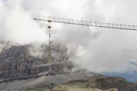 À 2 600 mètres d'altitude, l'Arabie saoudite creuse un lac géant dans la roche