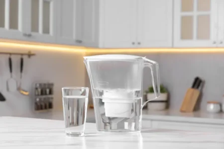 Je filtrais mon eau du robinet depuis longtemps : cette analyse de 89 communes m'a fait ranger ma carafe pour de bon