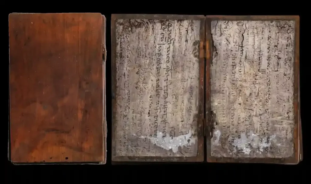 Des archéologues ouvrent des toilettes médiévales vieilles de 700 ans : à côté de la soie pour s'essuyer, un carnet encore lisible les attend