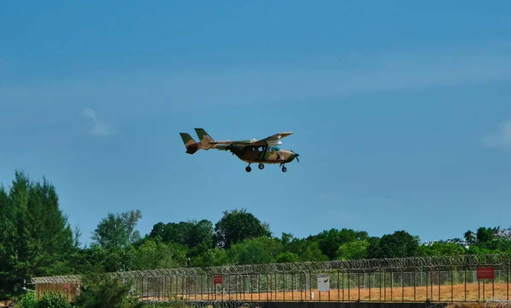 Des avions volent à basse altitude dans le Gard et pulvérisent un produit inconnu près des côtes : que se passe-t-il vraiment ?