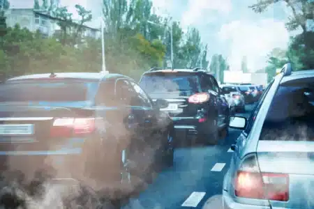 Pourquoi votre trajet quotidien en voiture pollue bien plus que ce qu'on vous a dit, selon une étude qui force les autorités à revoir leurs chiffres