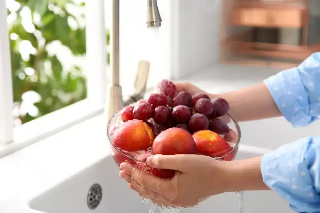 Adieu les pesticides sur vos fruits : un simple lavage à l'amidon élimine jusqu'à 96 % des résidus toxiques, et les chimistes confirment