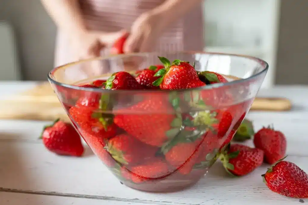Vous rincez vos fraises sous l'eau avant de les manger : une étude révèle ce qui reste vraiment sur la peau après 30 secondes de rinçage