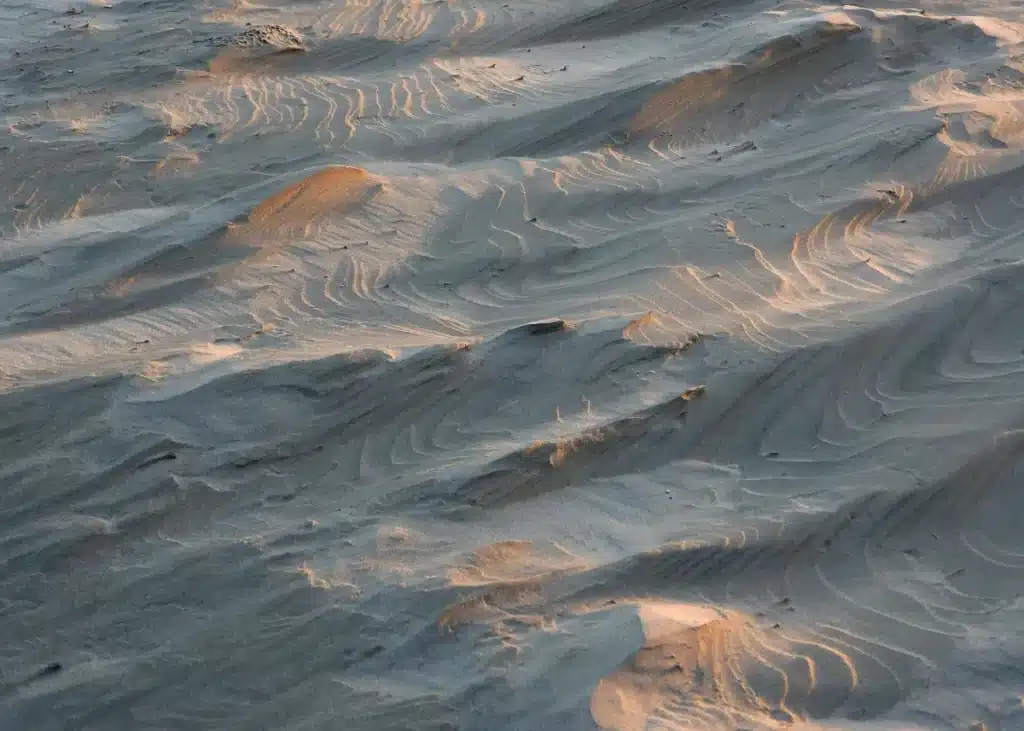 Pourquoi ces dunes martiennes sont parfaitement alignées au fond d'une vallée : les géologues n'ont toujours pas d'explication définitive