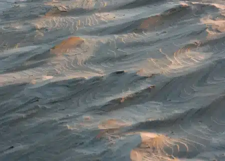 Pourquoi ces dunes martiennes sont parfaitement alignées au fond d'une vallée : les géologues n'ont toujours pas d'explication définitive