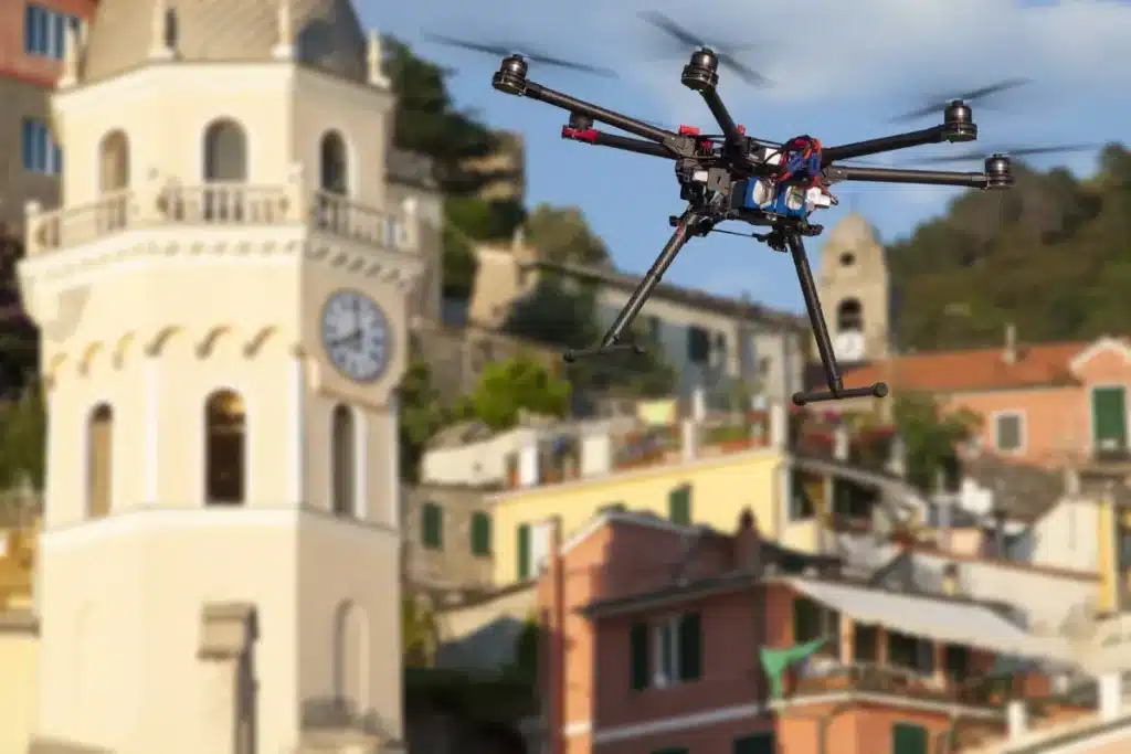 Pourquoi certaines villes vont lâcher des milliers de moustiques-tigres par drone : les explications de cette stratégie