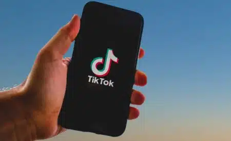 Plainte contre TikTok : 16 familles dénoncent un algorithme destructeur