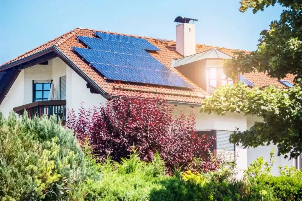 Pourquoi vos panneaux solaires émettent parfois plus de CO₂ que le nucléaire : on décortique les chiffres