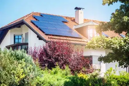 Pourquoi vos panneaux solaires émettent parfois plus de CO₂ que le nucléaire : on décortique les chiffres