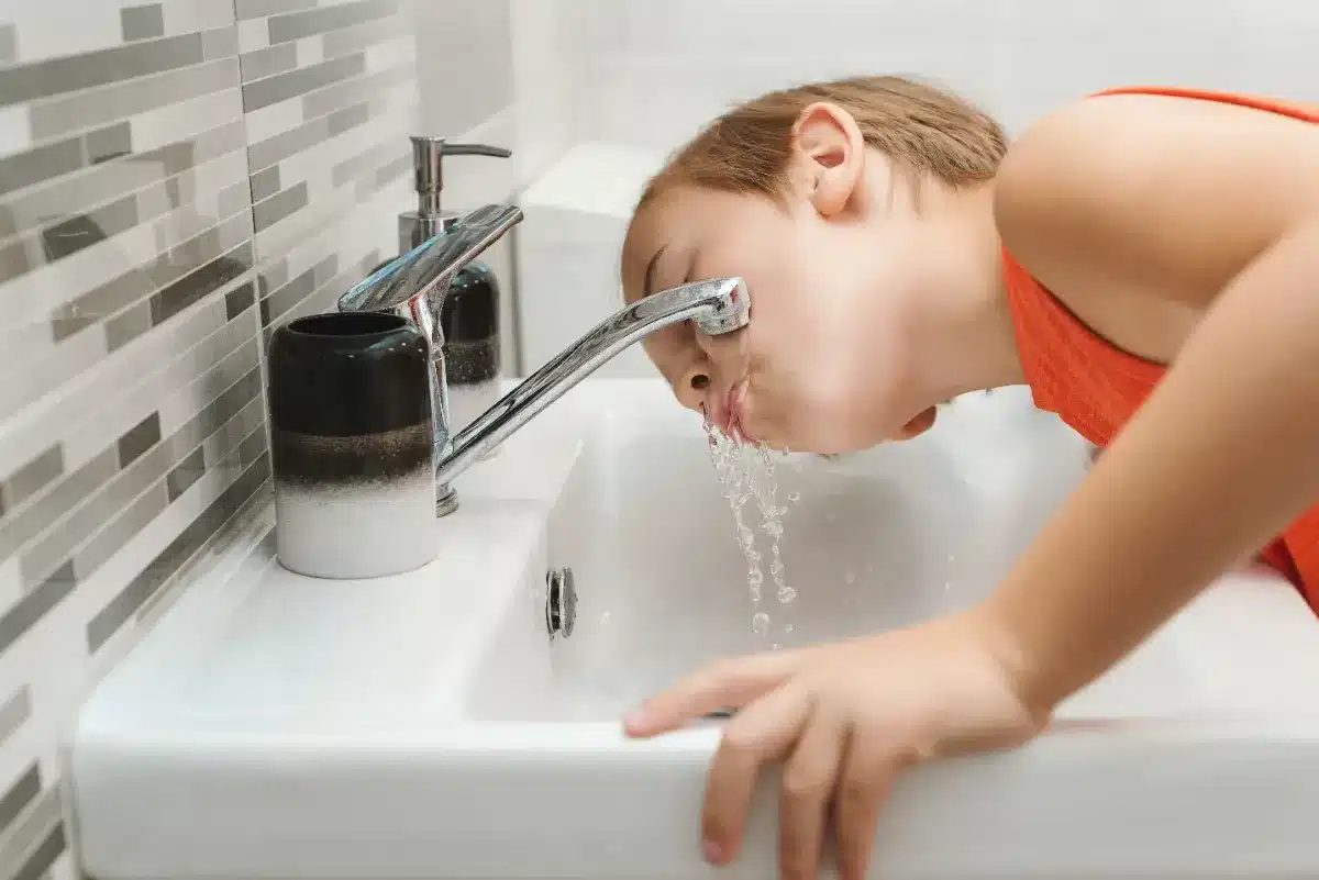 Pourquoi de plus en plus de communes françaises investissent des millions pour éliminer les PFAS de l’eau, alors que personne ne garantit le résultat